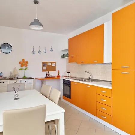 La Casalinda - In Zona Residenziale A E Con Veranda Privata 펜션 *