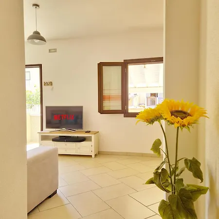 La Casalinda - In Zona Residenziale A E Con Veranda Privata Ferienhaus Orosei