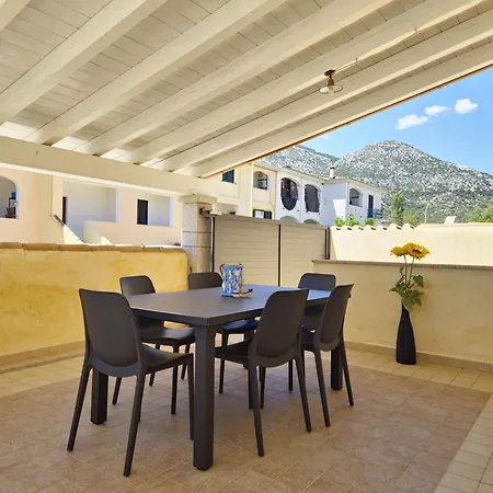 La Casalinda - In Zona Residenziale A E Con Veranda Privata Ferienhaus Orosei